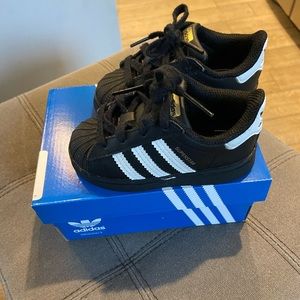 Size 6 kids lightly worn Adidas sneakers